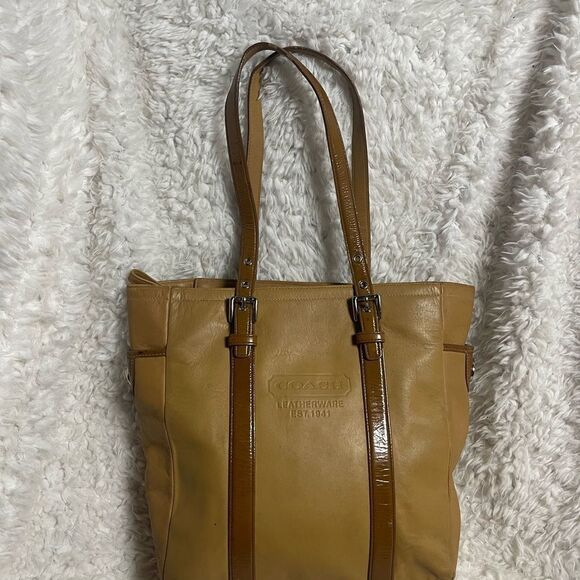 Vintage Coach Leatherware Est. 1941 tan shoulder bag with brown straps and trims - Picture 6 of 16